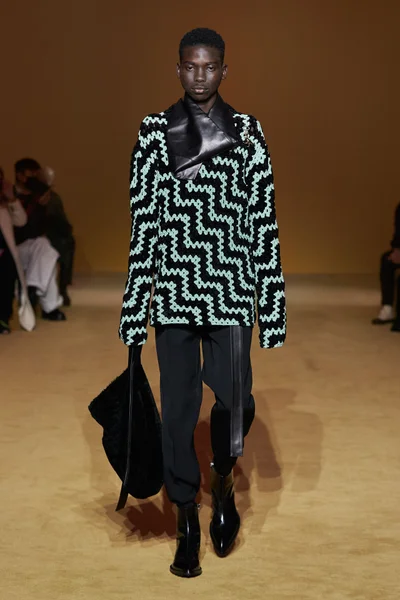 Look 10